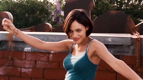 She is a sensitive person. Rosario Dawson Height Weight Body Statistics. Rosario Dawson Height -1.70 m, Weight -60 kg, Measurements -35-26-35, Dress Size -8. See her dating history (all boyfriends' names), educational profile, personal favorites, interesting life facts, and complete biography. 
